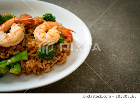 fried rice with broccoli and shrimps 103305165