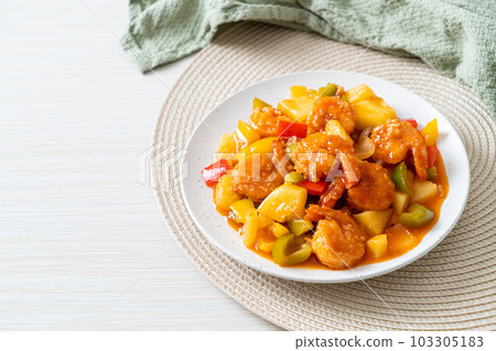 Stir-fried sweet and sour with fried shrimp 103305183