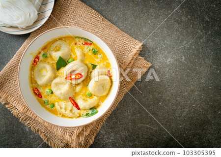 Green curry soup with Fish ball 103305395