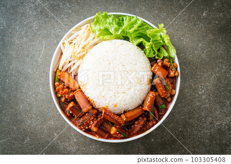 Stir-fried squid or octopus with Korean spicy sauce rice bowl 103305408