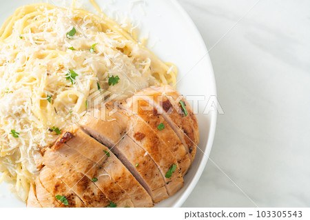 spaghetti white creamy sauce with grilled chicken 103305543