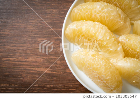 Fresh peeled pomelo, grapefruit or shaddock 103305547