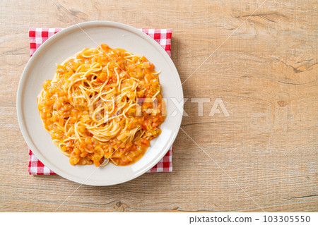 spaghetti pasta with creamy tomato sauce 103305550