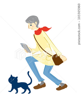 一個微笑的老人用智能手機給一隻貓拍照 一個似乎很開心的女人 103305960