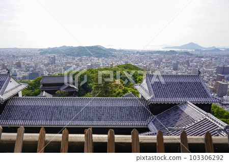 A 360-degree view of the fresh greenery of Matsuyama City from the Matsuyama Castle tower 103306292