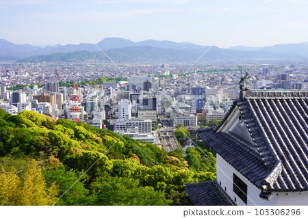 A 360-degree view of the fresh greenery of Matsuyama City from the Matsuyama Castle tower 103306296