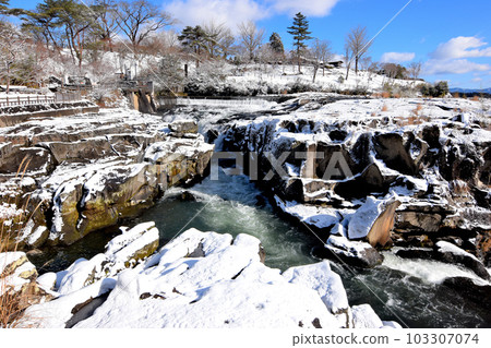 Snow's Sosaki waterfall Snow's Sosaki waterfall 103307074