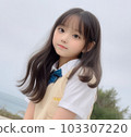 沙灘上穿校服的女孩 103307220