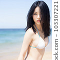 沙灘上穿著漂亮白色比基尼的女人 103307221