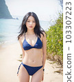 海灘上穿著漂亮海軍比基尼的女人 103307223