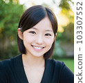 微笑的年輕女子 103307552
