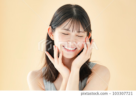 A woman who feels moisturized Beauty 103307721