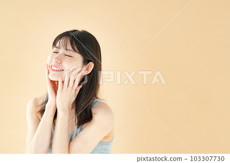 A woman who feels moisturized Beauty A woman who feels moisturized Beauty 103307730