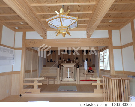 Located in the precincts of Hiromine Shrine in Himeji City, Hyogo Prefecture, Kanbei Shrine enshrines Kuroda Kanbei (Josui), a military commander of the Sengoku period. 103308006