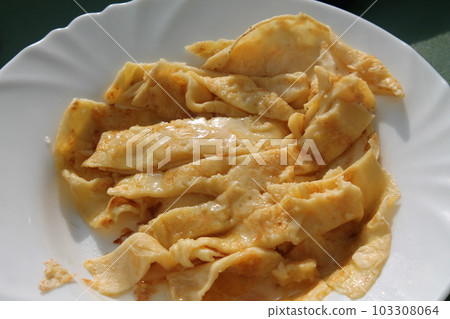 Pancakes fried in a pan 103308064