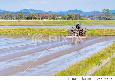 Rice planting plowing spring tractor 103308386