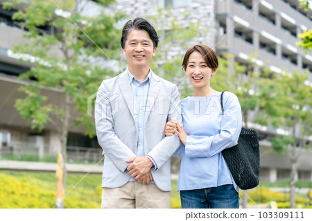 Middle couple real estate Middle couple real estate 103309111