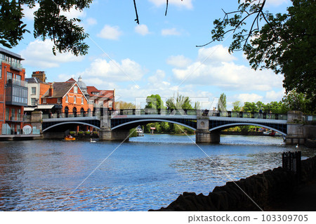 Thames river and bridge 103309705