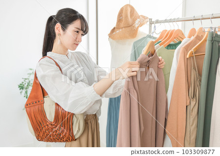 擔心和思考在服裝店購物的亞洲女性 103309877