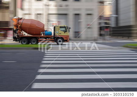 A mixer truck runs through Sotobori-dori A mixer truck runs through Sotobori-dori 103310150