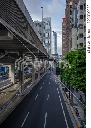 Roppongi Street leading to Roppongi and the Metropolitan Expressway 103310665