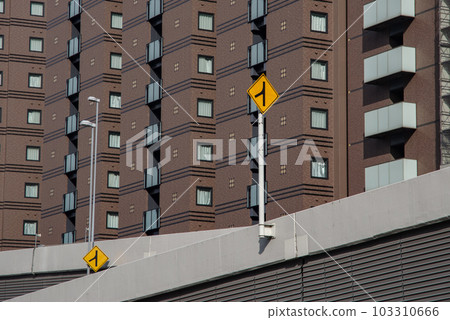 帶路標和建築物的景觀 103310666