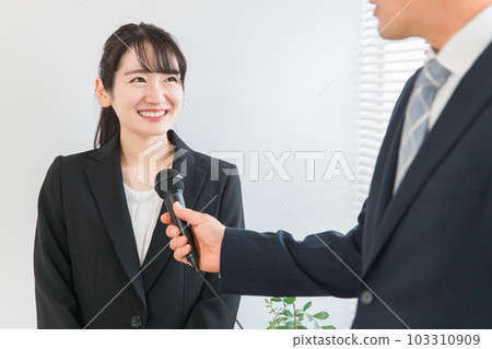 一位身穿西裝、面帶微笑的亞裔女性正在接受采訪 一位身穿西裝、面帶微笑的亞裔女性正在接受采訪 103310909