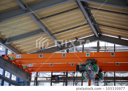 Introduce an overhead crane Introduce an overhead crane 103310977