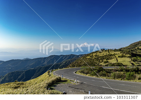 從靜岡縣西伊豆天際線眺望富士山 從靜岡縣西伊豆天際線眺望富士山 103311307