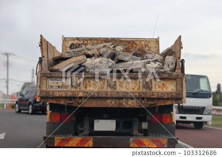 卡車運輸混凝土碎片 卡車運輸混凝土碎片 103312686