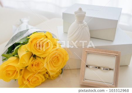 結婚玫瑰和戒指壁紙 結婚玫瑰和戒指壁紙 103312968