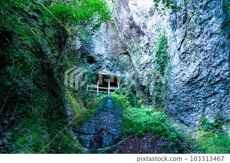 [China's 33 Kannon Sacred Sites] No. 25 Wanibuchi Temple Okunoin, Urano Falls and Zaodo 1, Izumo City, Shimane Prefecture 103313467