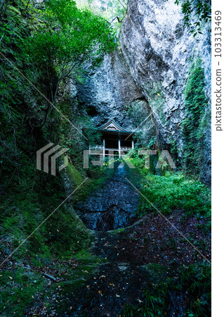 [China's 33 Kannon Sacred Sites] No. 25, Wanibuchi-ji Okunoin, Urano Falls and Zao-do 3, Izumo City, Shimane Prefecture 103313469