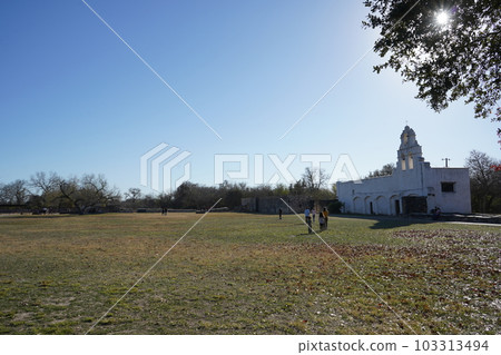 聖安東尼奧,得克薩斯使命聖胡安國家歷史公園教會和藍天 聖安東尼奧,得克薩斯使命聖胡安國家歷史公園教會和藍天 103313494