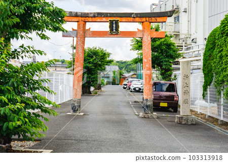 Origami Inari Shrine (guardian deity for working women) in Yamashina Ward, Kyoto City Red torii gate 103313918