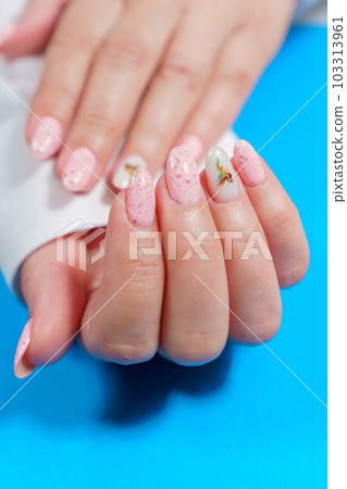 Women's manicure in pink, close-up. A woman's hand with a beautiful pink manicure. Women's manicure in pink, close-up. A woman's hand with a beautiful pink manicure. 103313961