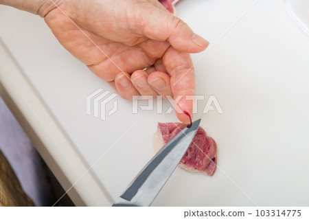 [Housewife preparing yakitori hearts with blood] 103314775