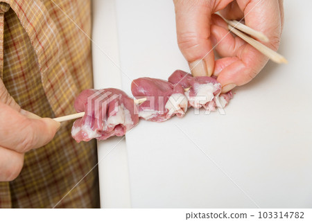 [Housewife skewering yakitori hearts] 103314782