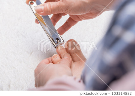 【剪腳趾甲的中年婦女木桐】 103314882