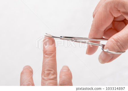 [Mouton, a middle-aged woman who cuts her fingernails with scissors] 103314897