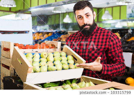 man seller showing pears 103315799