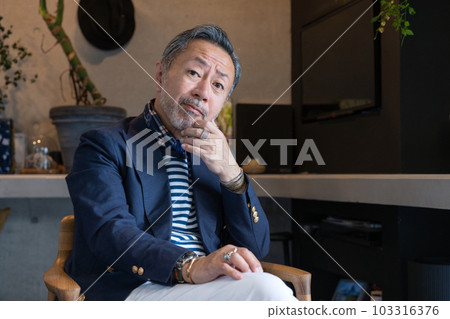 坐在椅子上的中年男子肖像 103316376