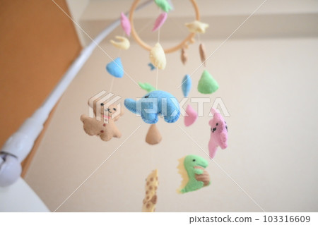 手工嬰兒快樂附在嬰兒床上 103316609