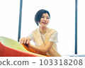 坐在辦公椅上放鬆的女人 07 103318208