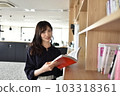 一個女人在辦公室看書 103318361