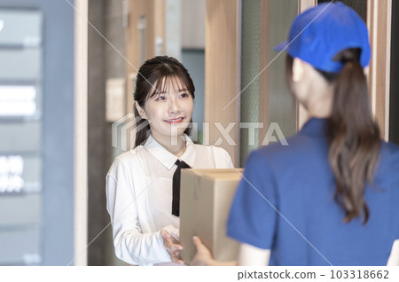 接受快遞的年輕女子 103318662