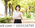 拿著綠色智能手機的女人 103318795