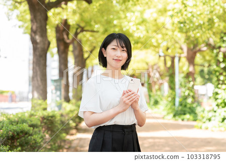 拿著綠色智能手機的女人 拿著綠色智能手機的女人 103318795
