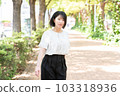 走在綠色 03 的女人 103318936