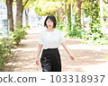 走在綠色 03 的女人 103318937